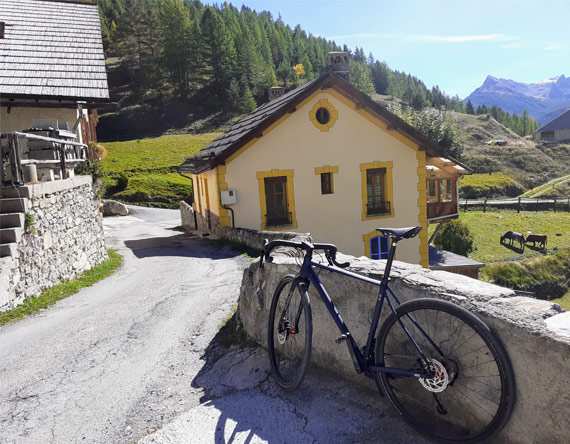 Velo Gravel posé contre un mur dans le hameau de Souliers Queyras