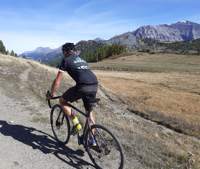 Cycliste gravel en pleine ascension