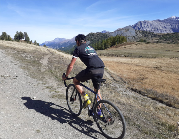 cycliste gravel sur un col du Queyras Viso