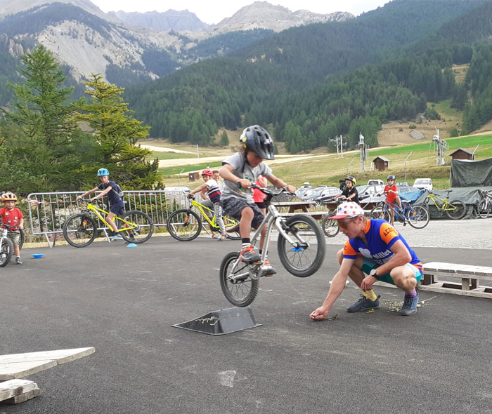 VMoniteur avec enfant sur un parcours de VTT