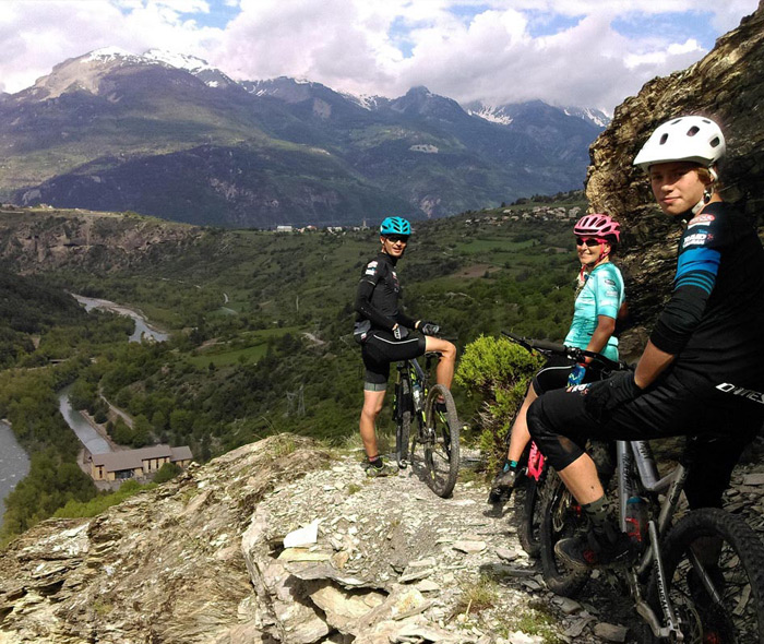 Moniteur sur sentier avec groupe de jeunes cyclistes