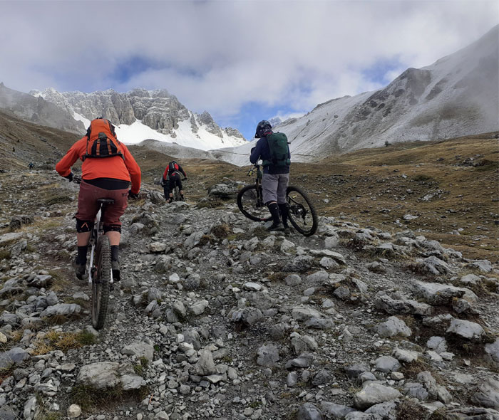 Groupe de cyclistes dans une ambiance sauvage