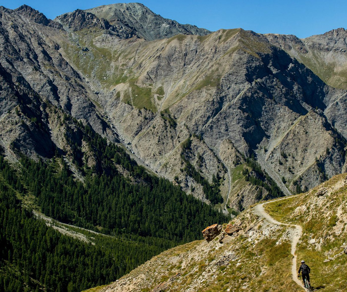 Cycliste sur les sentiers de montagne