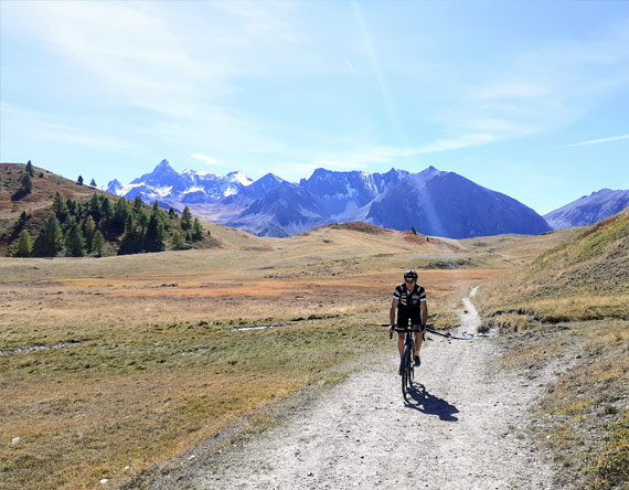 Cycliste en gravel sur une piste dans le Queyras