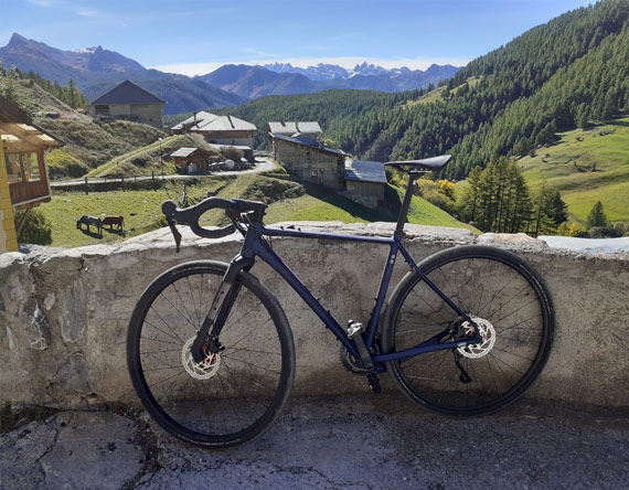 Gravel posé sur un pont dans Queyras