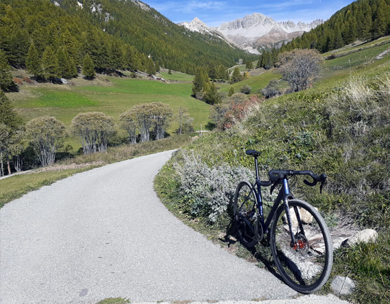 Gravel calé le long d'une route dans le Queyras